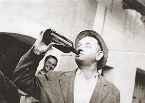Muž pije víno z lahve